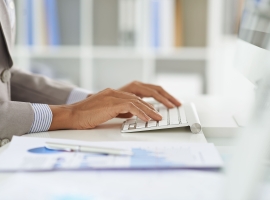 Frau tippt auf ihre tastatur